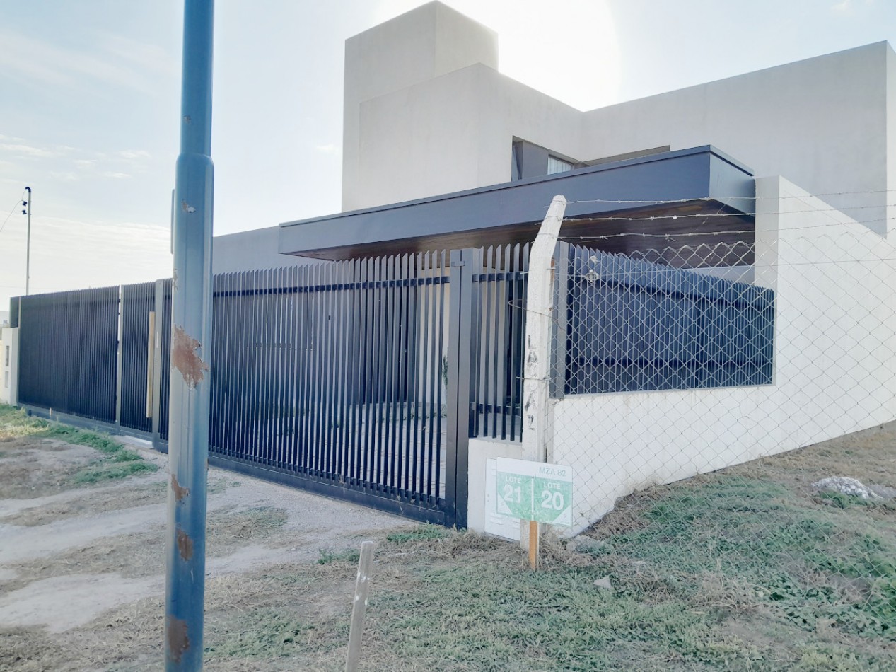 LOTE EN VENTA COLINAS DE MANANTIALES. 325 m2. APTO DUPLEX 