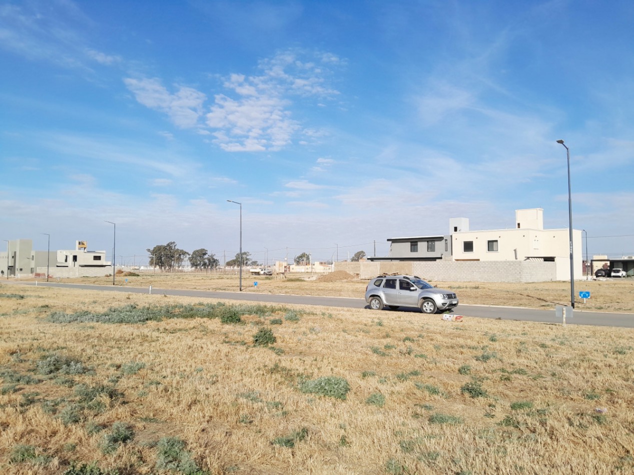 VENDO LOTE CENTRAL 350 M2 PAMPAS DE MANANTIALES. RECIBO VEHICULO MENOR!!!