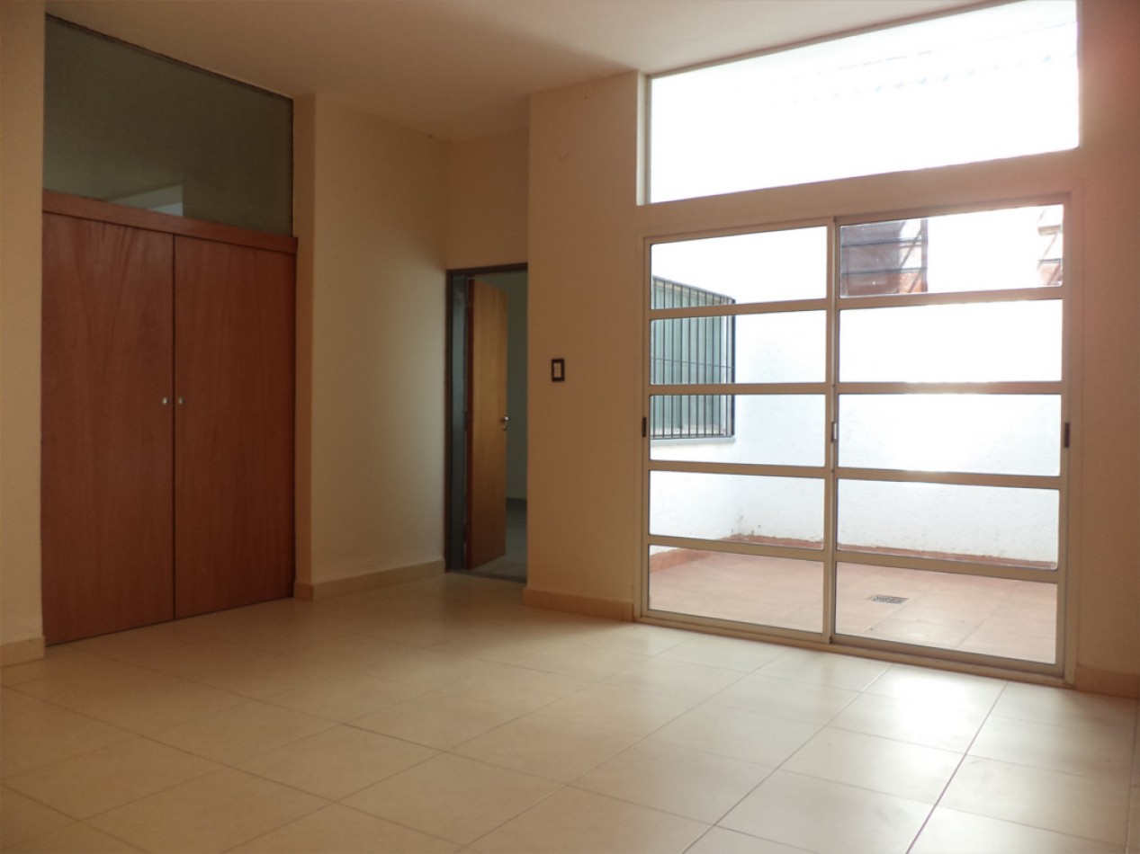 VENDO CASA 3 DORM. CON GRAN SALON B° VILLA CABRERA. RECICLADA. RECIBO MENOR!!!