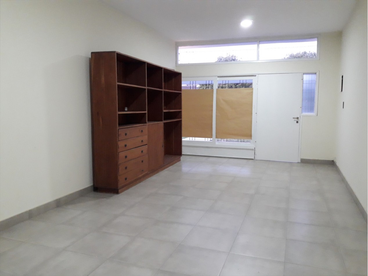 VENDO CASA 3 DORM. CON GRAN SALON B° VILLA CABRERA. RECICLADA. RECIBO MENOR!!!