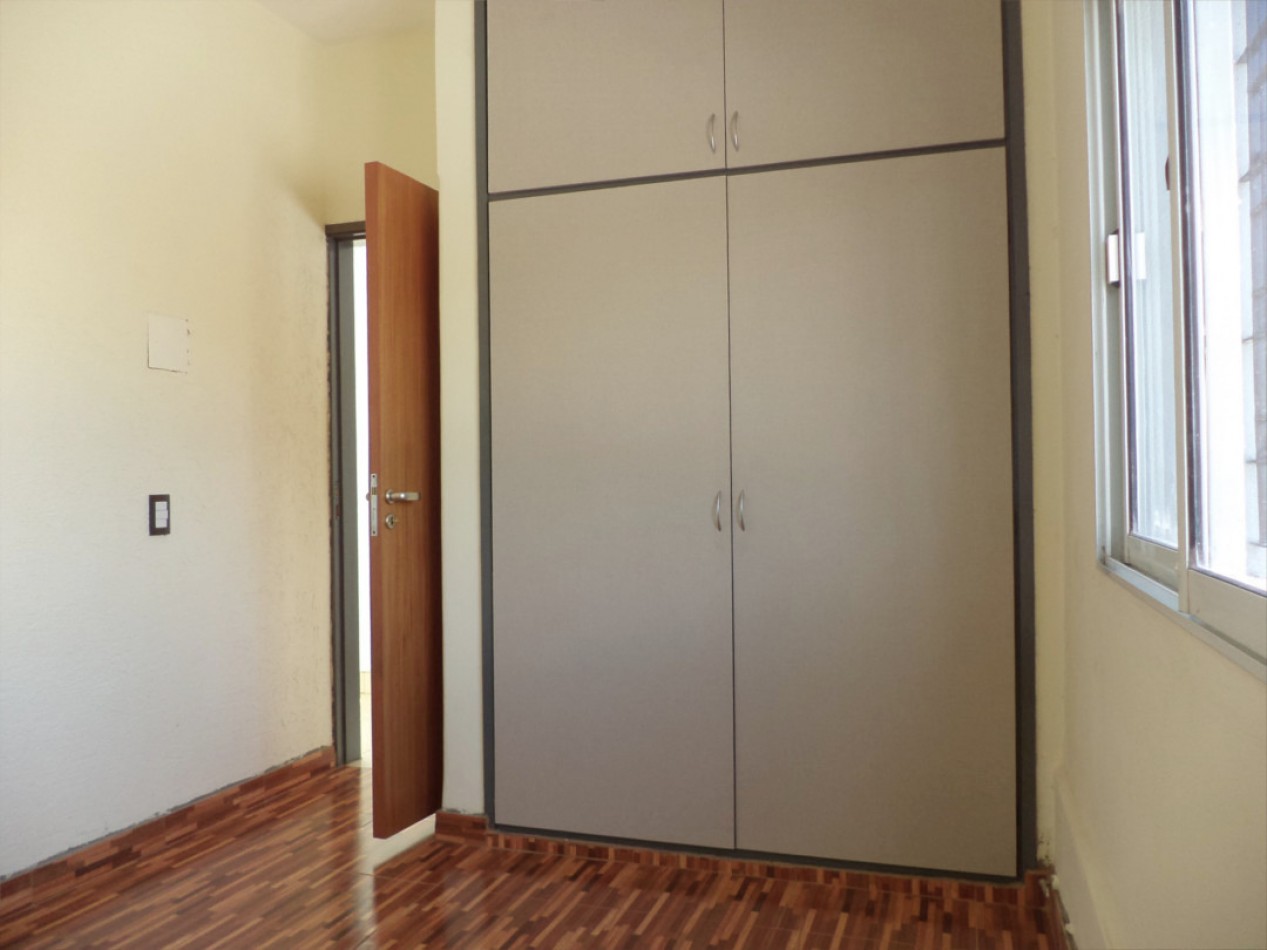 VENDO CASA 3 DORM. CON GRAN SALON B° VILLA CABRERA. RECICLADA. RECIBO MENOR!!!