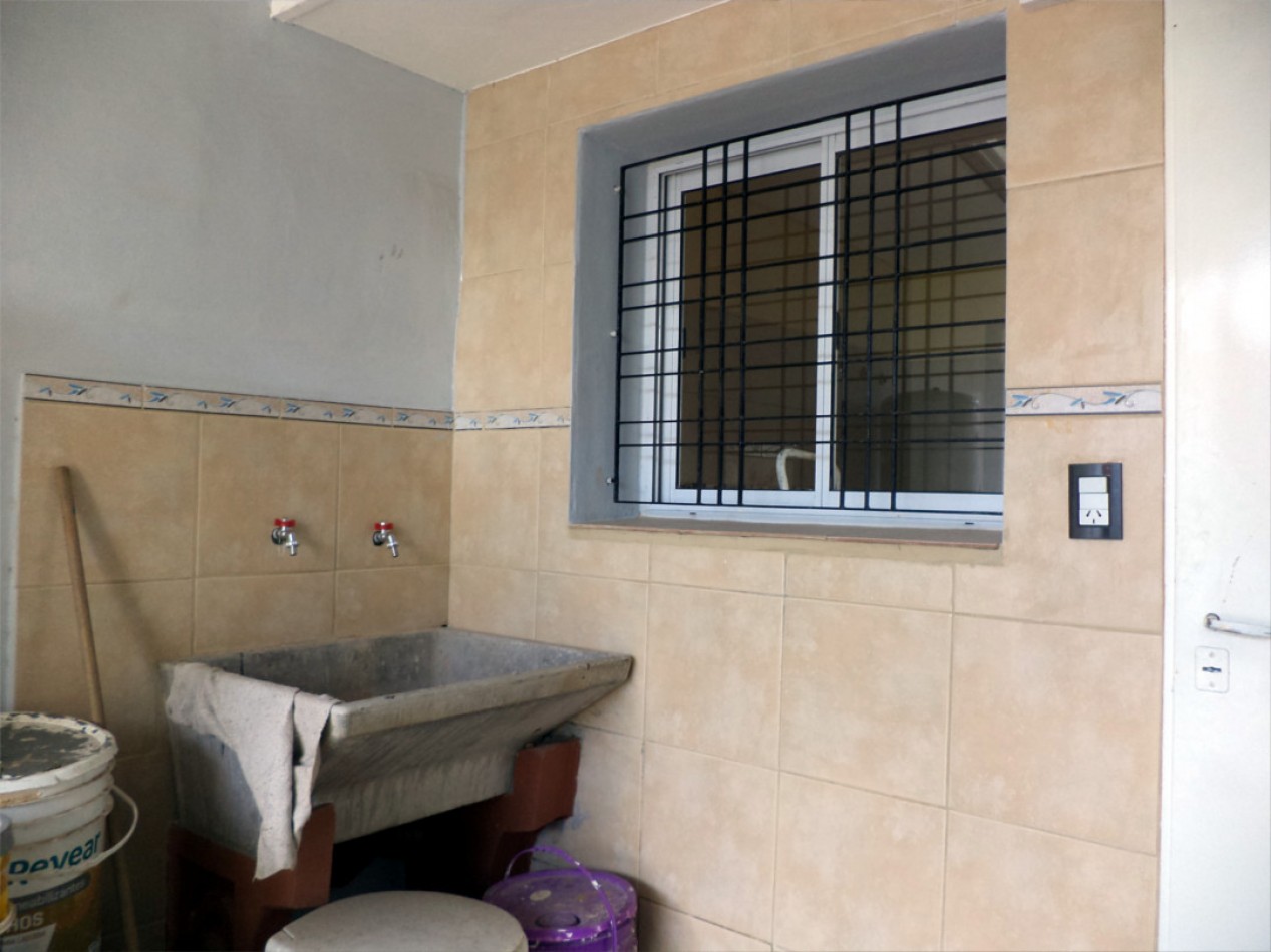 VENDO CASA 3 DORM. CON GRAN SALON B° VILLA CABRERA. RECICLADA. RECIBO MENOR!!!