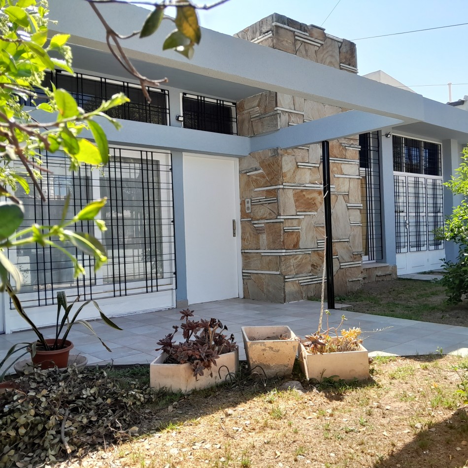 VENDO CASA IDEAL OFICINA, ESTUDIO O TALLER B° VILLA CABRERA. RECIBO MENOR. APTO BANCOR!!!