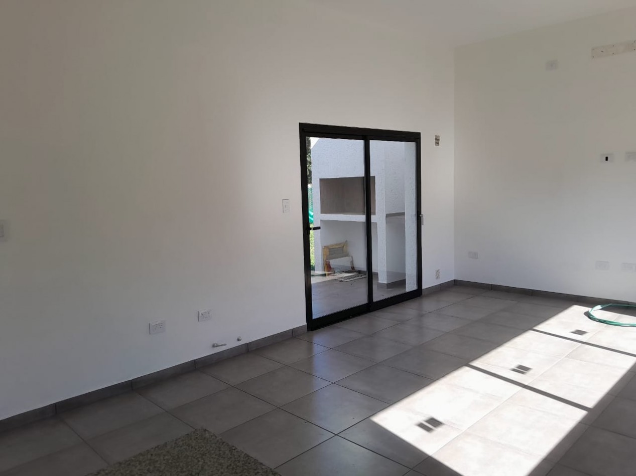 VENDO CASA 3 DORM. B° VILLA CATALINA - CAMPOS VERDES. APTO CREDITO!!!