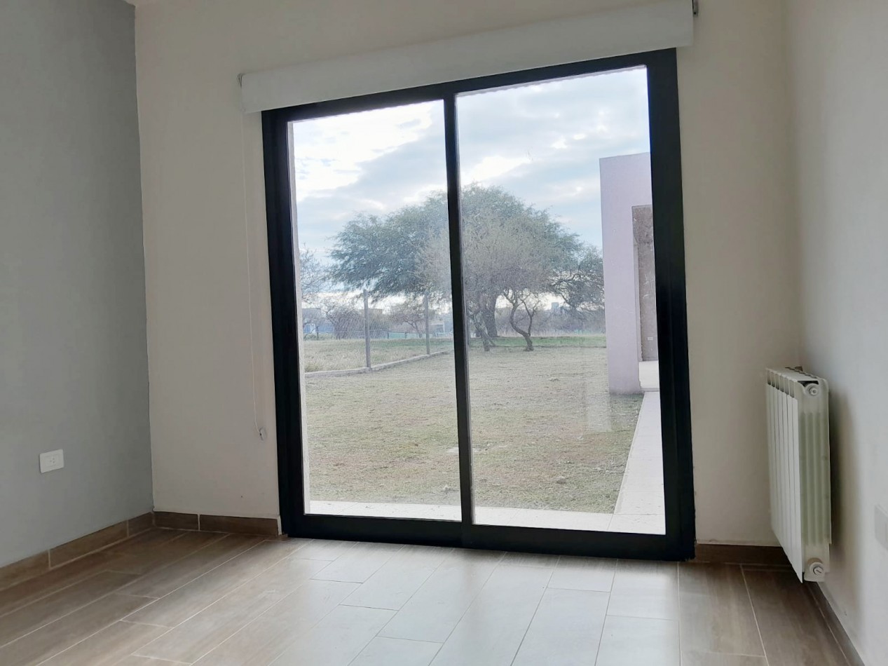 VENDO CASA 2 DORM. VILLA CATALINA. APTO CREDITO!!!