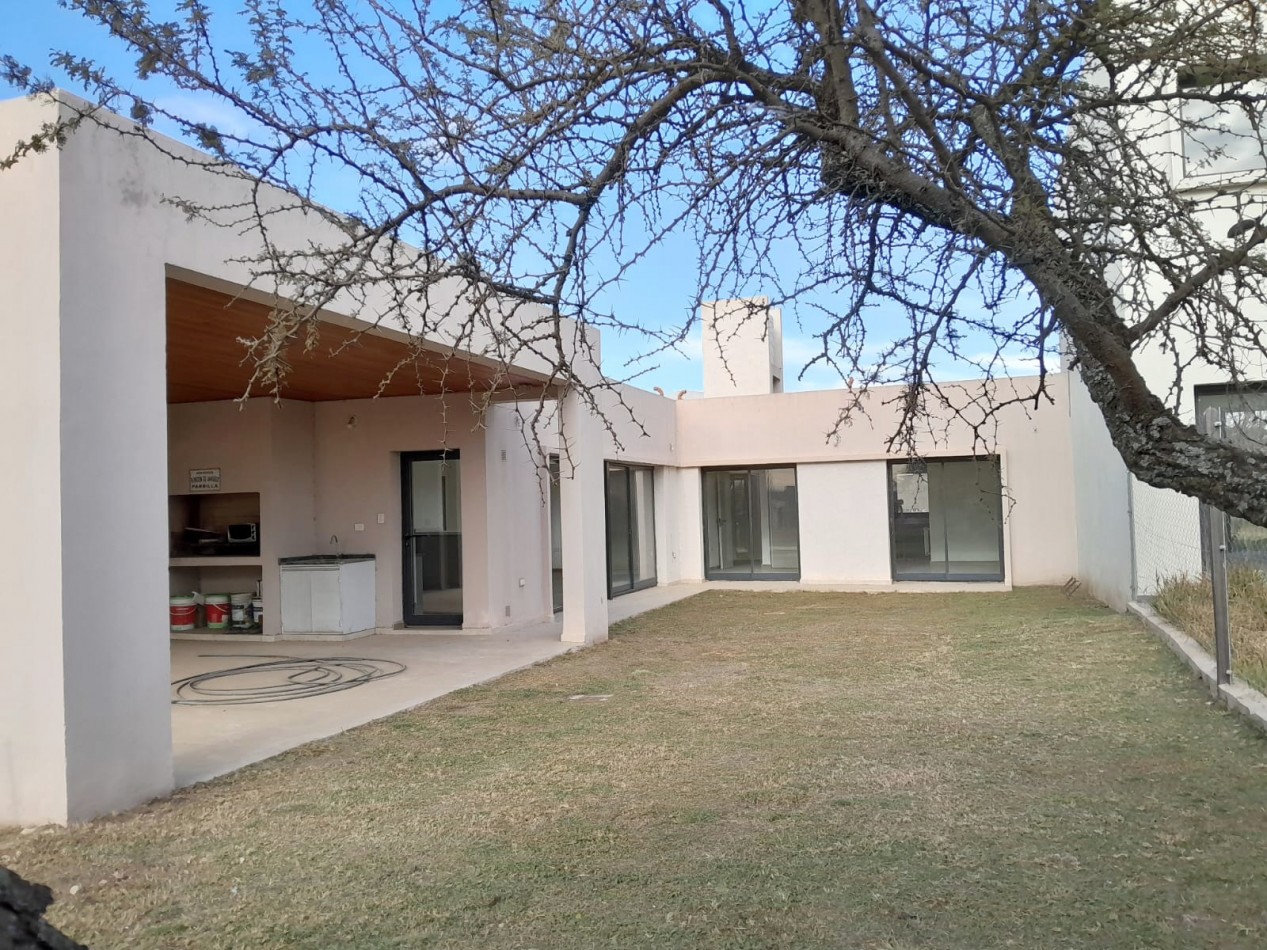 VENDO CASA 2 DORM. VILLA CATALINA. APTO CREDITO!!!