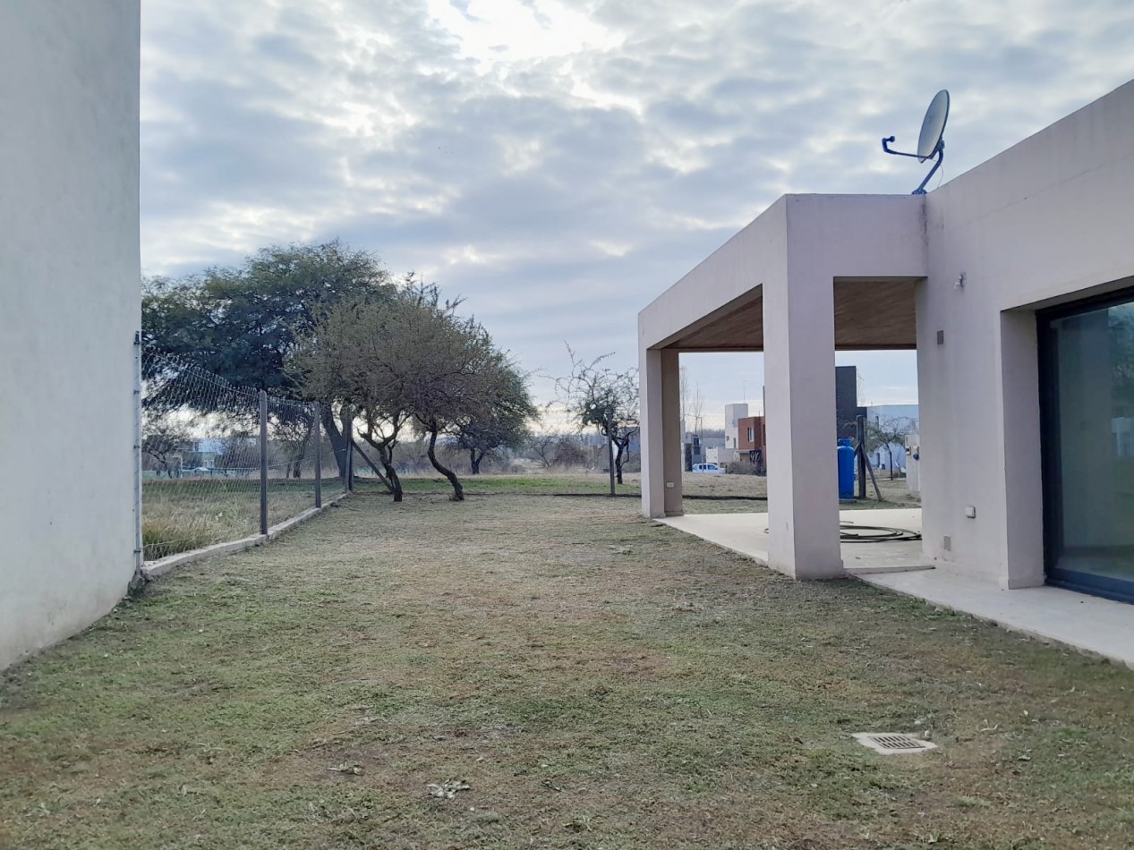 VENDO CASA 2 DORM. VILLA CATALINA. APTO CREDITO!!!