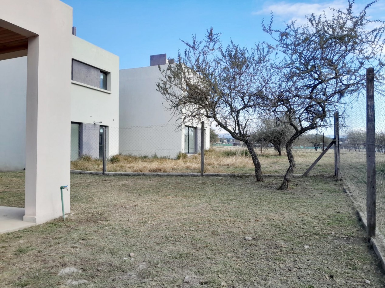 VENDO CASA 2 DORM. VILLA CATALINA. APTO CREDITO!!!