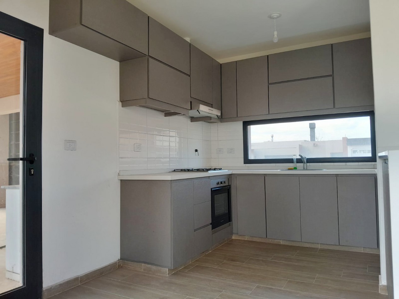 VENDO CASA 2 DORM. VILLA CATALINA. APTO CREDITO!!!