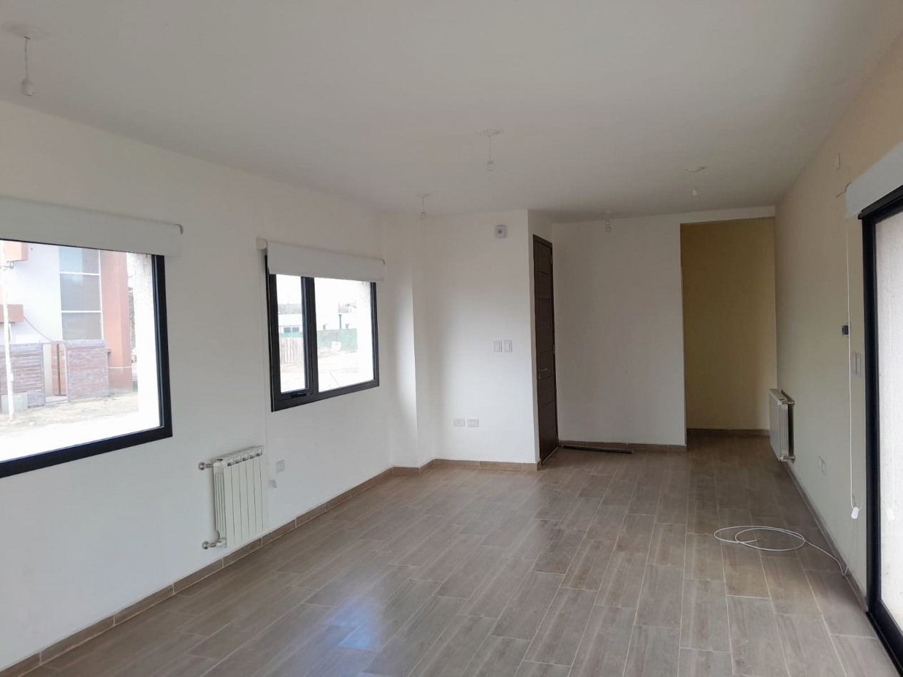 VENDO CASA 2 DORM. VILLA CATALINA. APTO CREDITO!!!