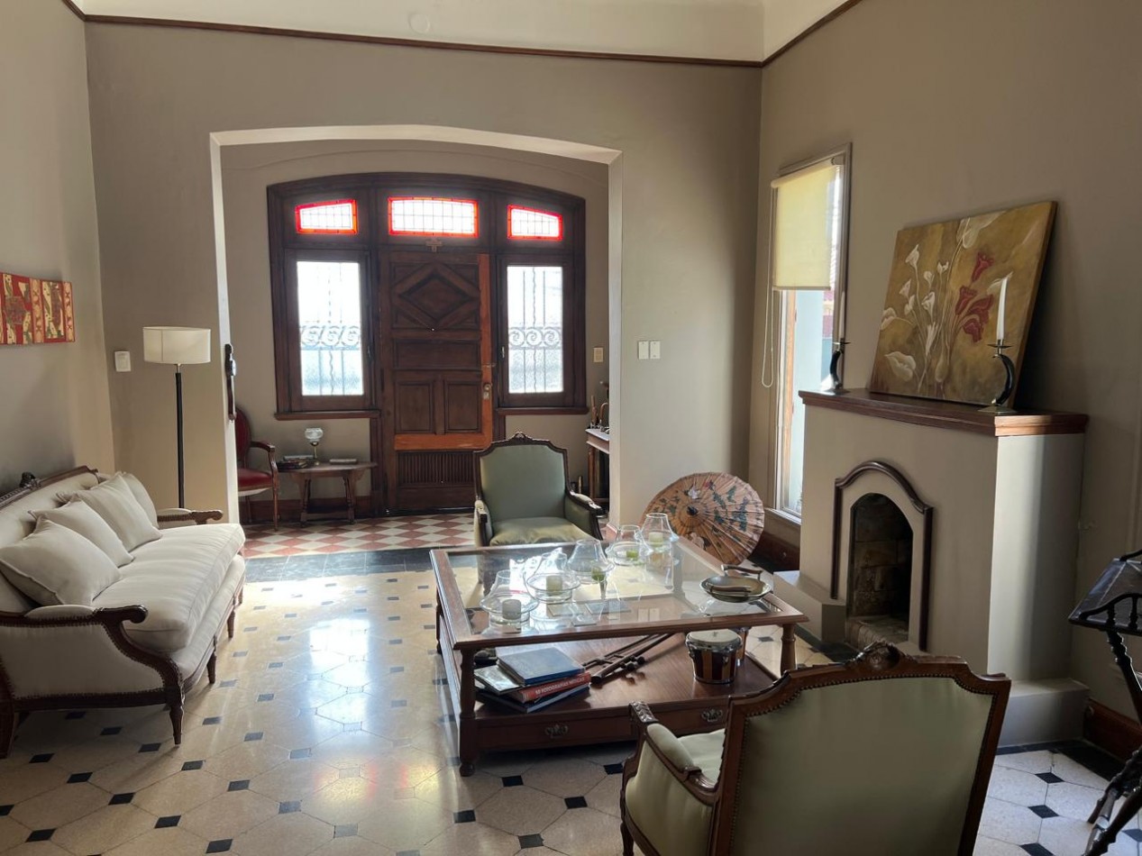 VENDO CASA COLONIAL DE 4 DORM. C/PILETA. VENADO TUERTO.