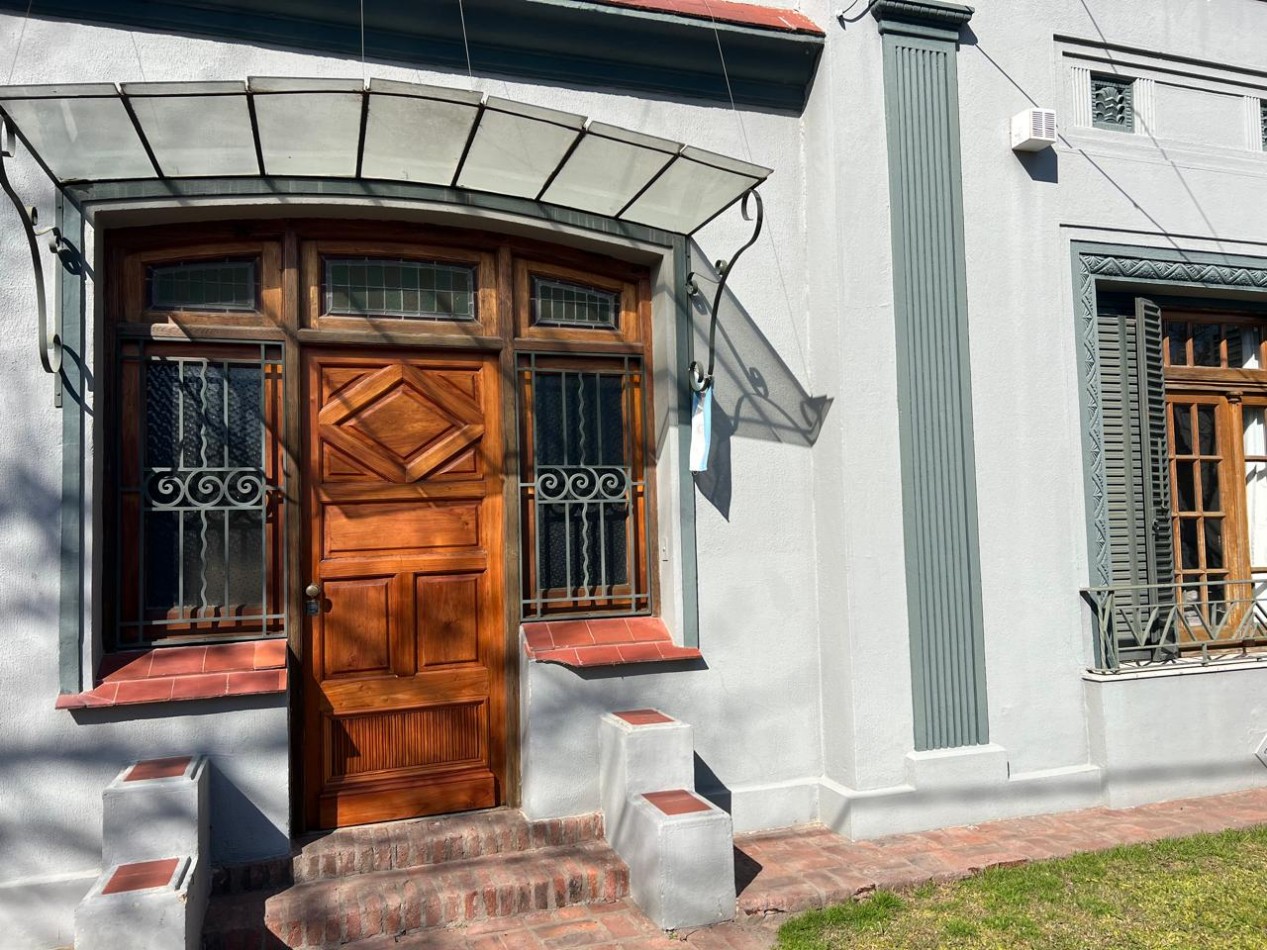 VENDO CASA COLONIAL DE 4 DORM. C/PILETA. VENADO TUERTO.