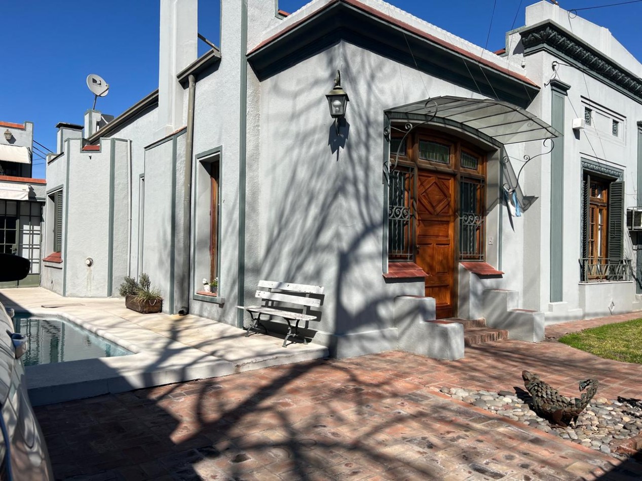 VENDO CASA COLONIAL DE 4 DORM. C/PILETA. VENADO TUERTO.