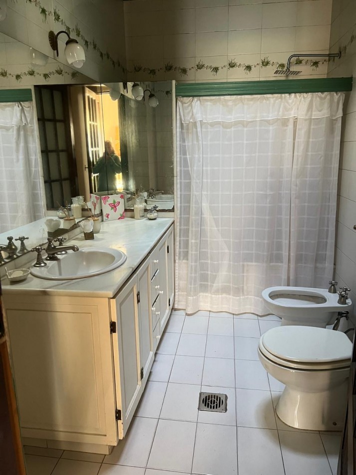VENDO CASA COLONIAL DE 4 DORM. C/PILETA. VENADO TUERTO.