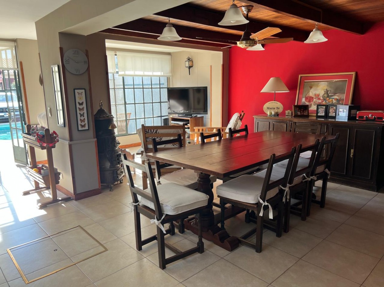 VENDO CASA COLONIAL DE 4 DORM. C/PILETA. VENADO TUERTO.