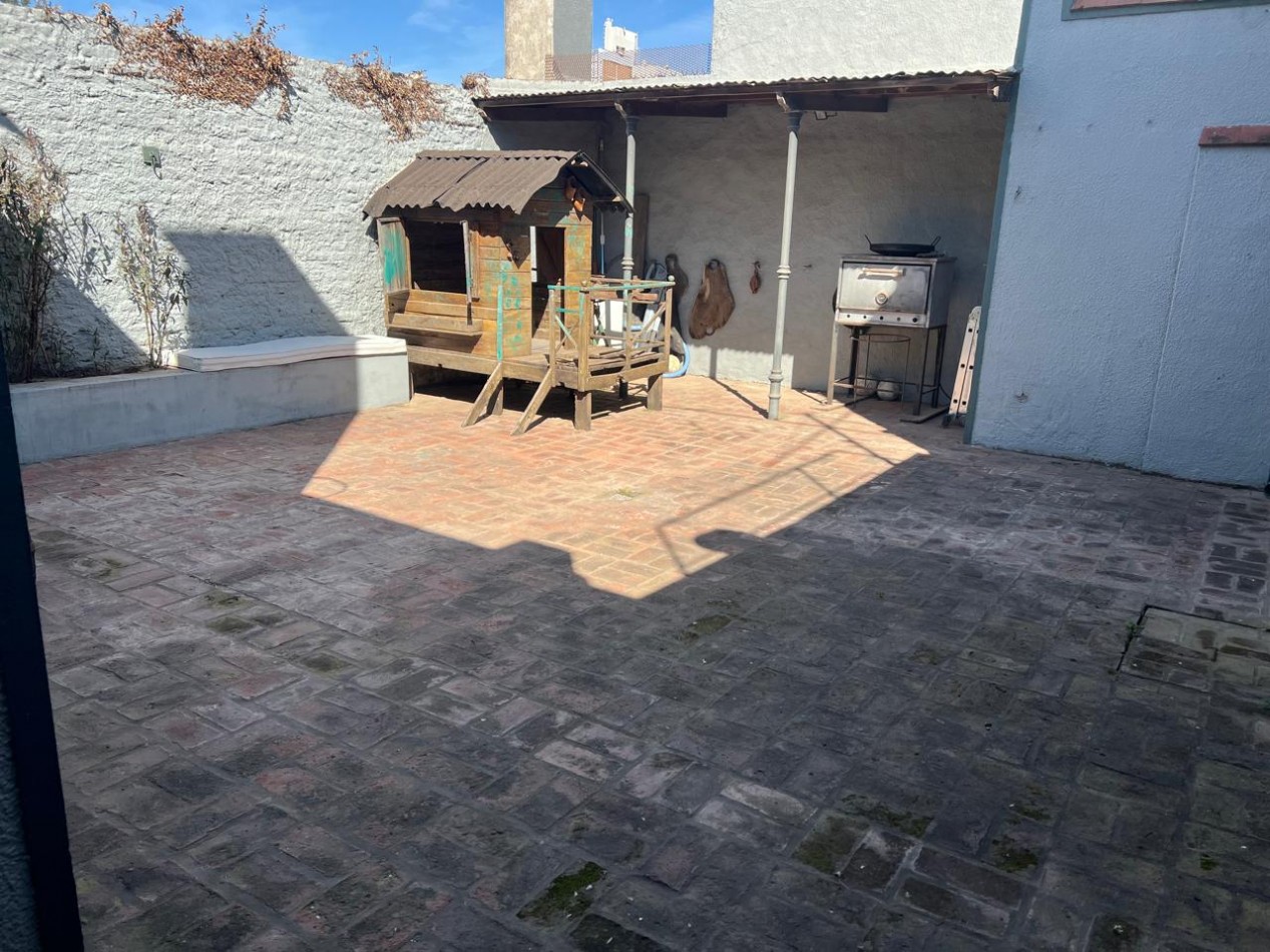 VENDO CASA COLONIAL DE 4 DORM. C/PILETA. VENADO TUERTO.