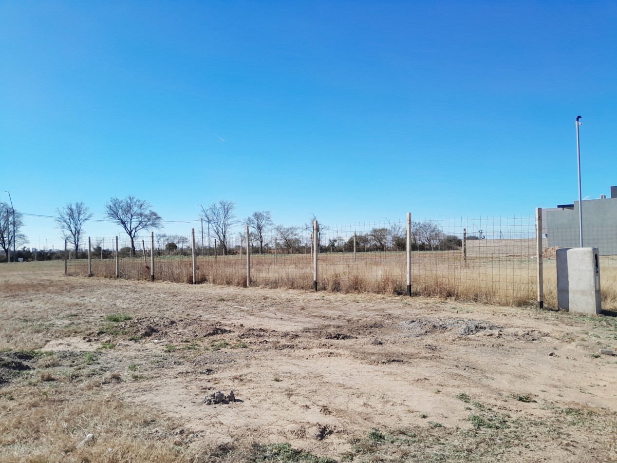 Vendo lote de 250 m² en Cuestas de Manantiales - Apto Duplex