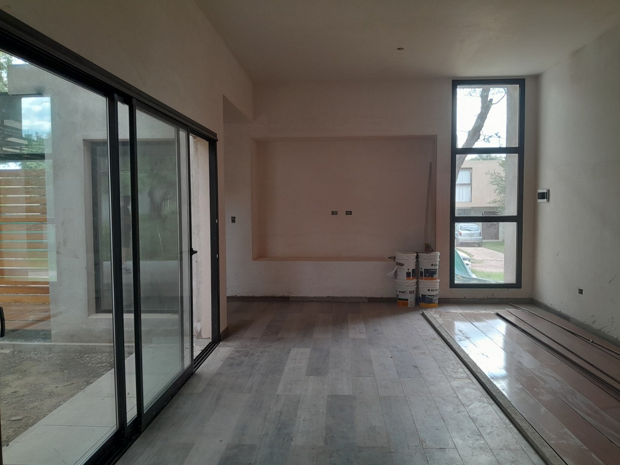 Casa 3 Dormitorios a Estrenar - Excelente Calidad - Villa Catalina