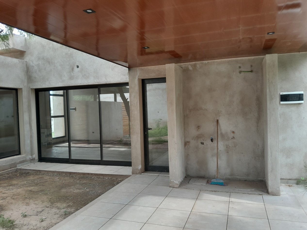 Casa 3 Dormitorios a Estrenar - Excelente Calidad - Villa Catalina