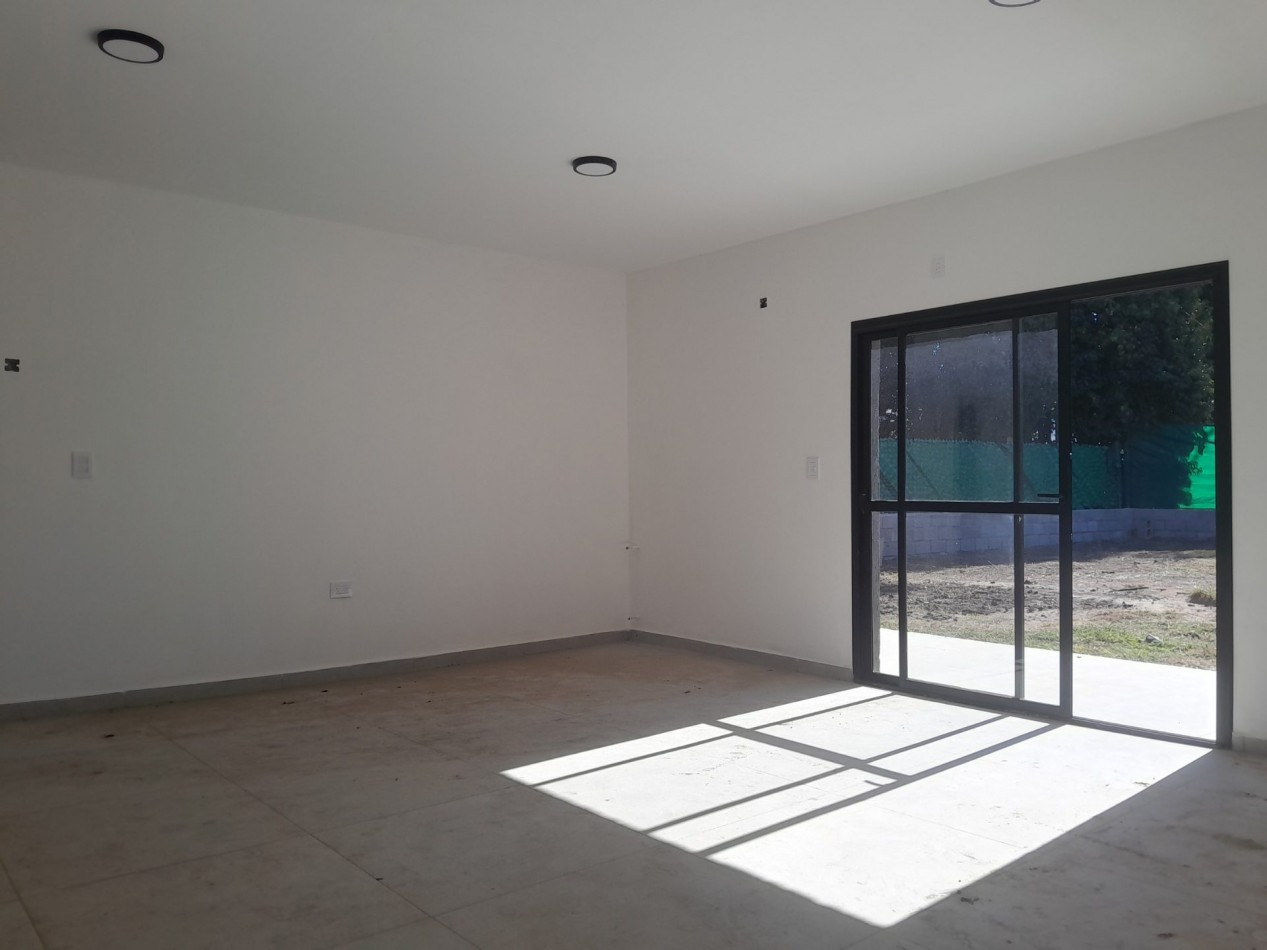 VENDO CASA 2 DORM. A ESTRENAR B° VILLA CATALINA