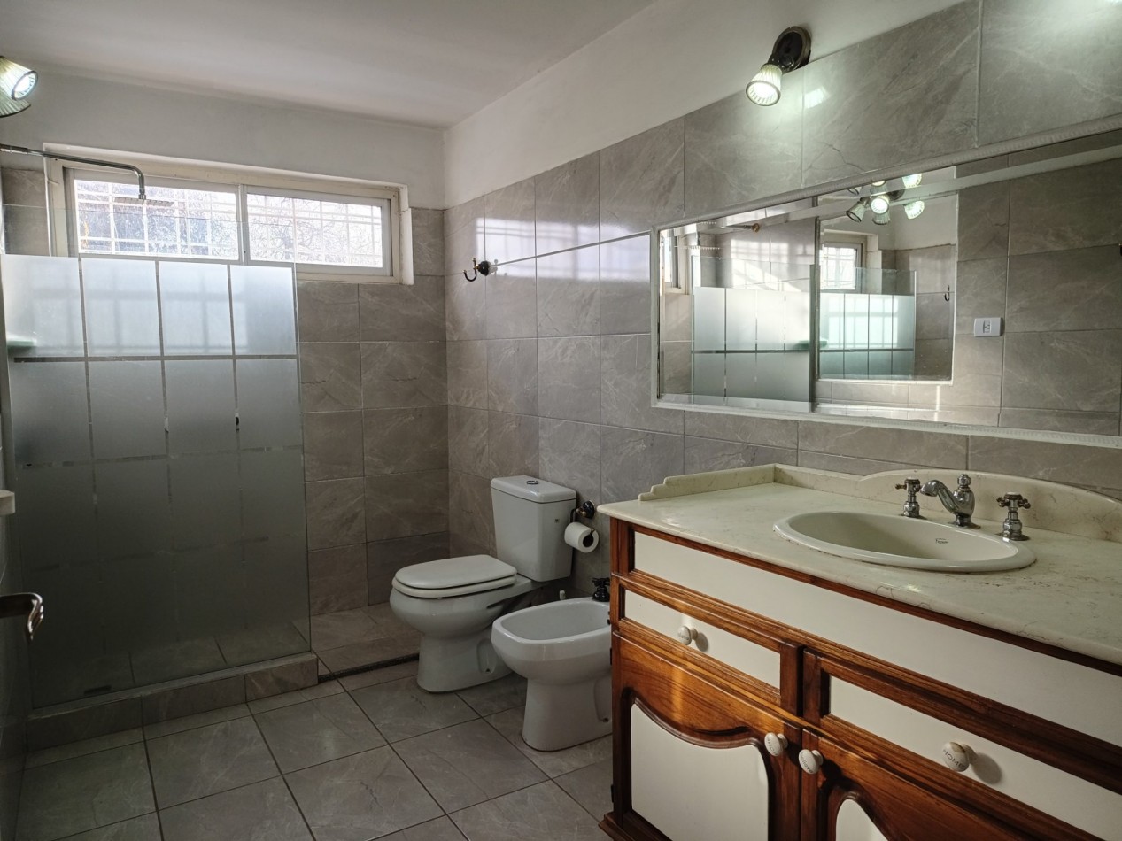 VENDO HERMOSA CASA 3 DORM. B° MARQUES DE SOBREMONTE. APTA CREDITO