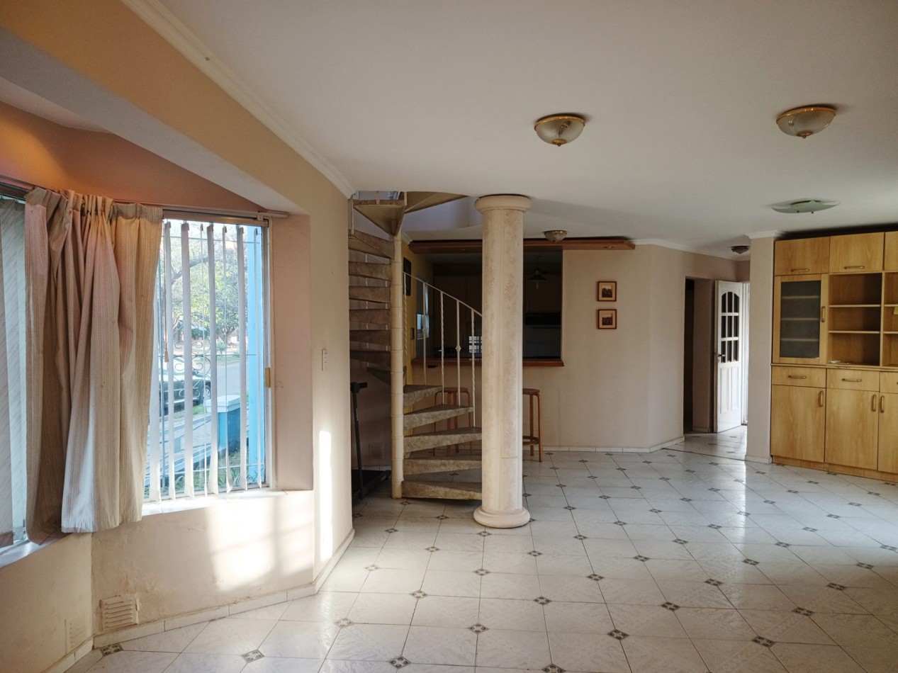 VENDO HERMOSA CASA 3 DORM. B° MARQUES DE SOBREMONTE. APTA CREDITO