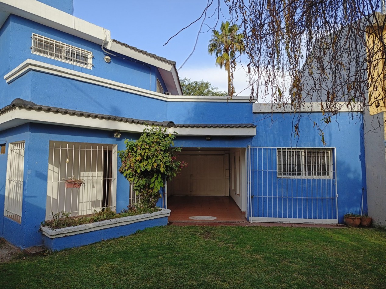 VENDO HERMOSA CASA 3 DORM. B° MARQUES DE SOBREMONTE. APTA CREDITO