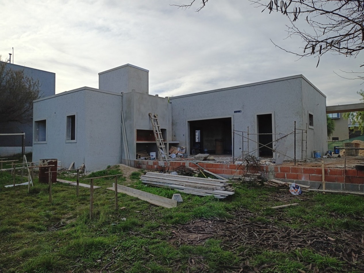 VENDO CASA 3 DORM. A ESTRENAR B° BELA VISTA