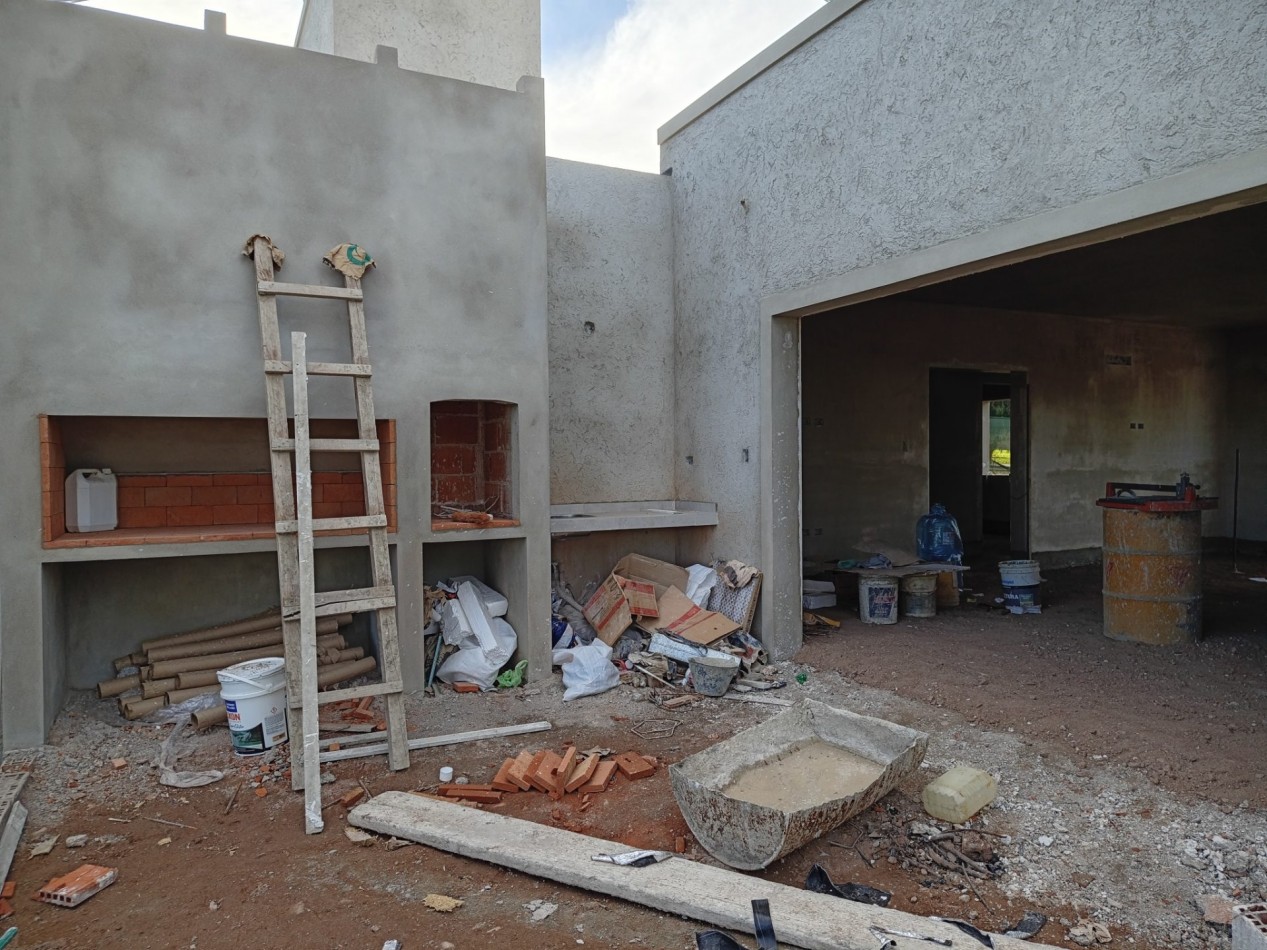 VENDO CASA 3 DORM. A ESTRENAR B° BELA VISTA