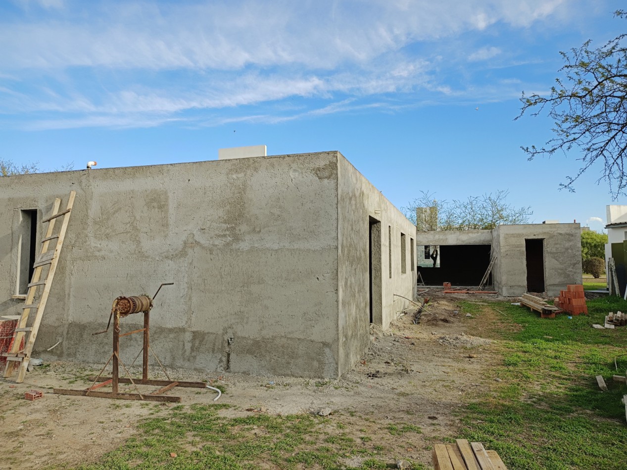 VENDO CASA 3 DORM. + OFICINA A ESTRENAR B° BELA VISTA. 
