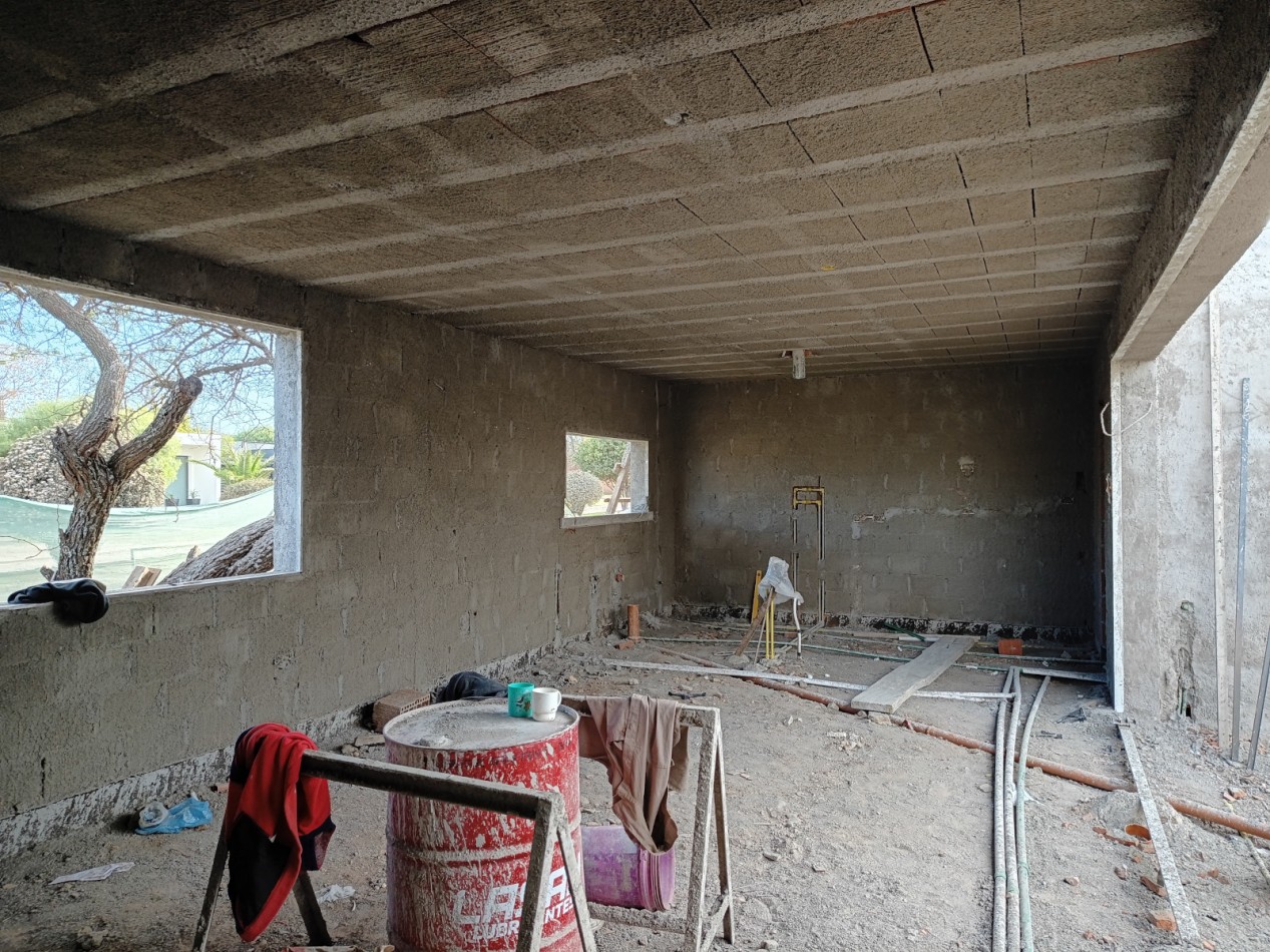 VENDO CASA 3 DORM. + OFICINA A ESTRENAR B° BELA VISTA. 