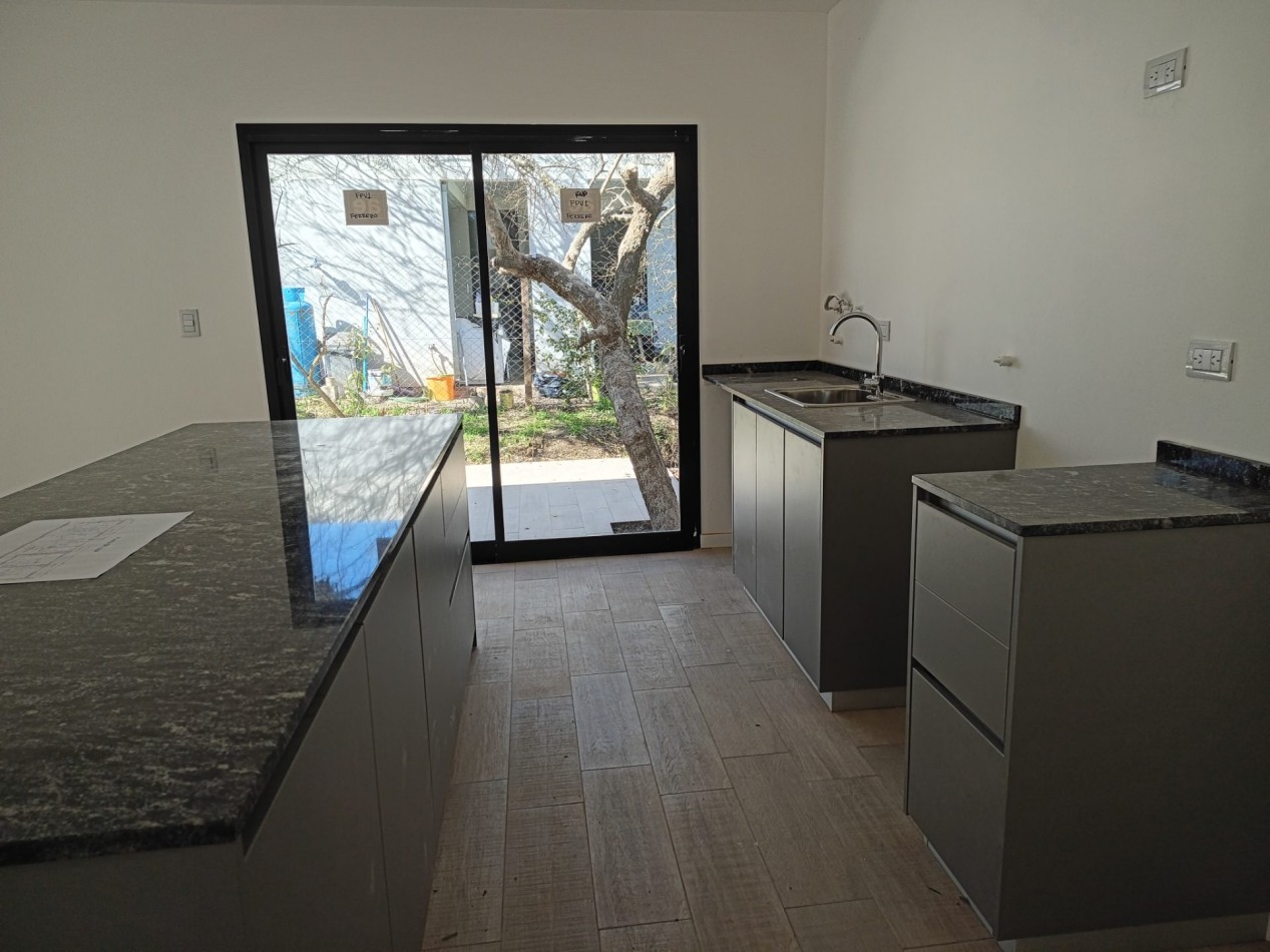VENDO CASA 2 DORM. B° VILLA CATALINA. A ESTRENAR.