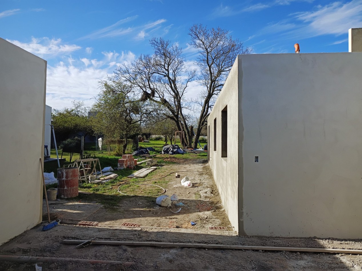 VENDO CASA 3 DORM. + OFICINA A ESTRENAR B° BELA VISTA. 