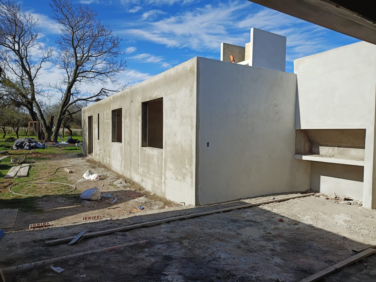 VENDO CASA 3 DORM. + OFICINA A ESTRENAR B° BELA VISTA. 