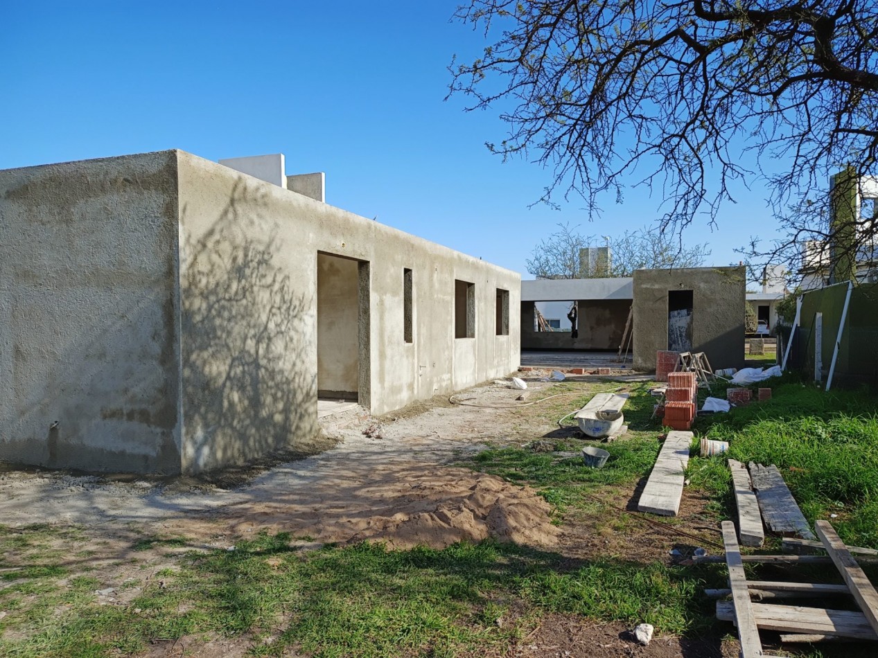 VENDO CASA 3 DORM. + OFICINA A ESTRENAR B° BELA VISTA. 
