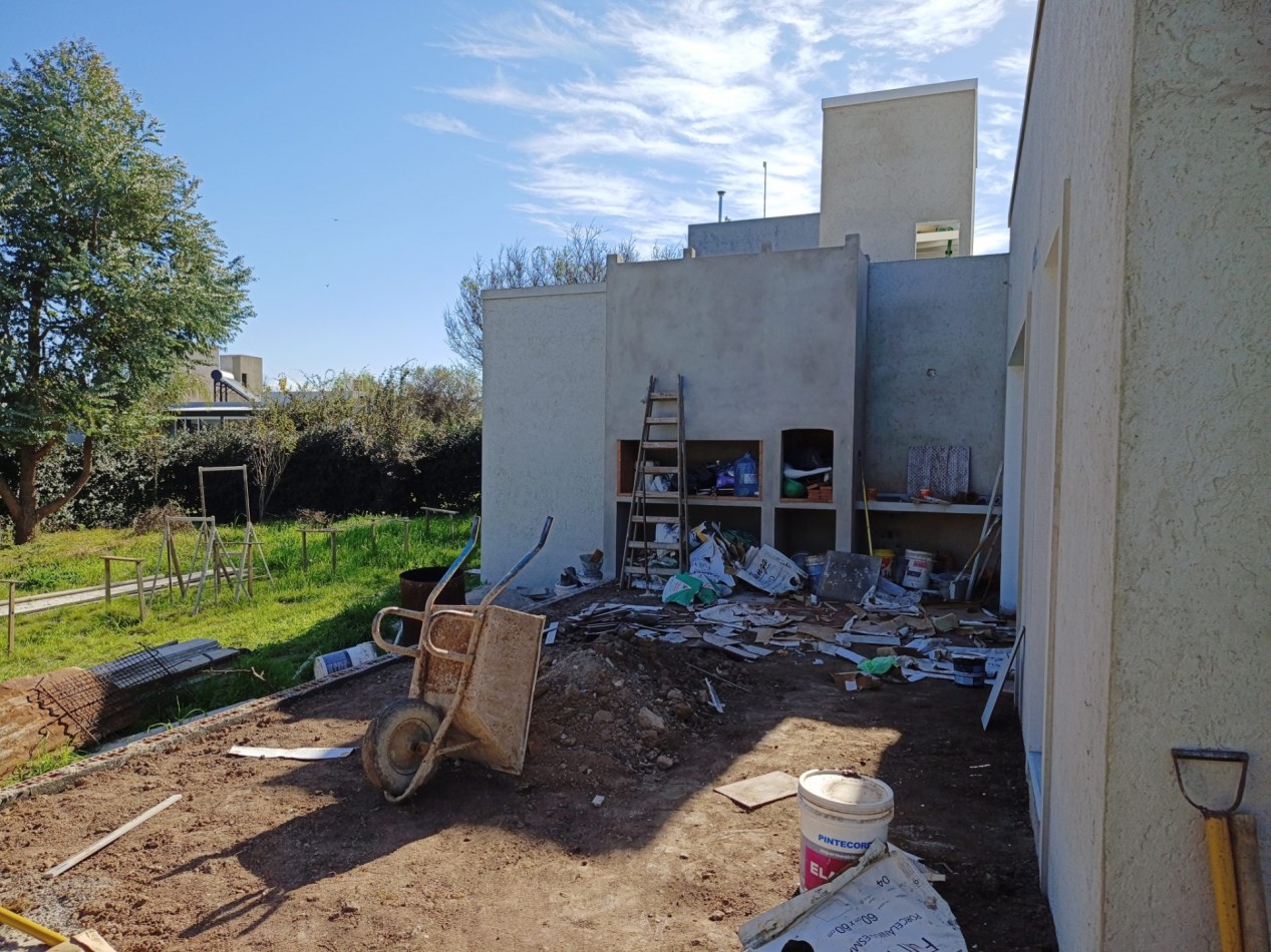 VENDO CASA 3 DORM. A ESTRENAR B° BELA VISTA