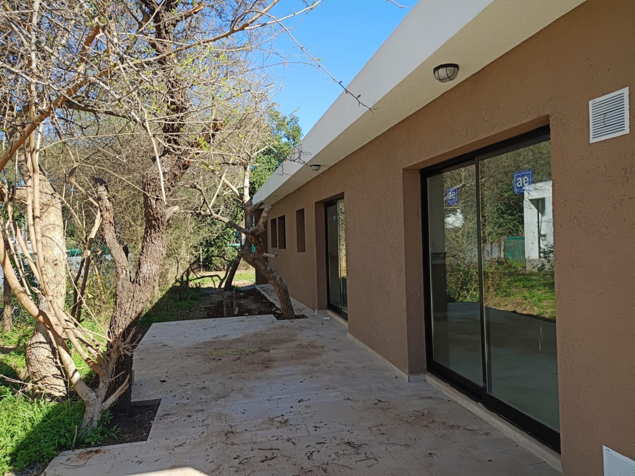 VENDO CASA 2 DORM. B° VILLA CATALINA. A ESTRENAR.