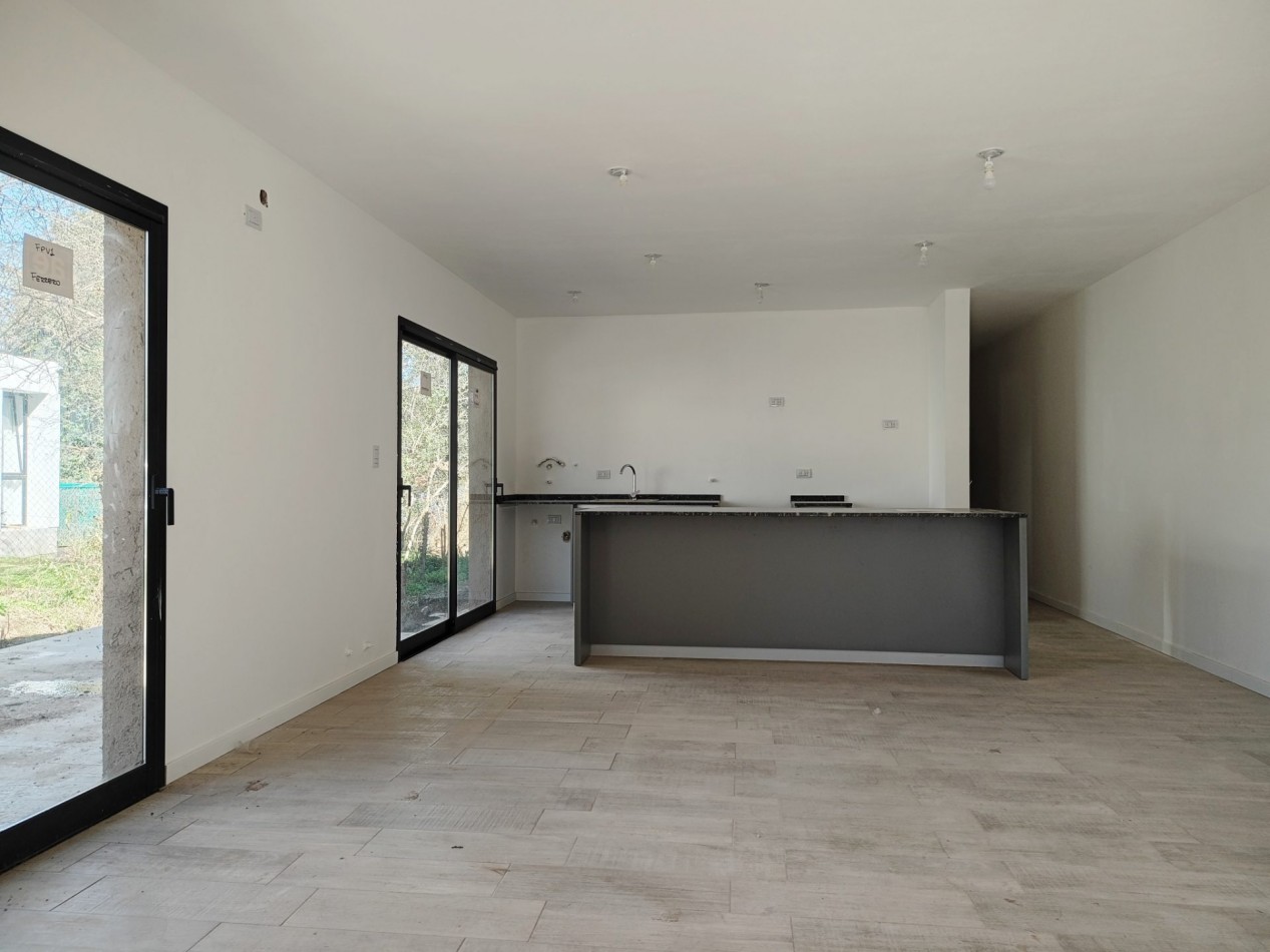 VENDO CASA 2 DORM. B° VILLA CATALINA. A ESTRENAR.
