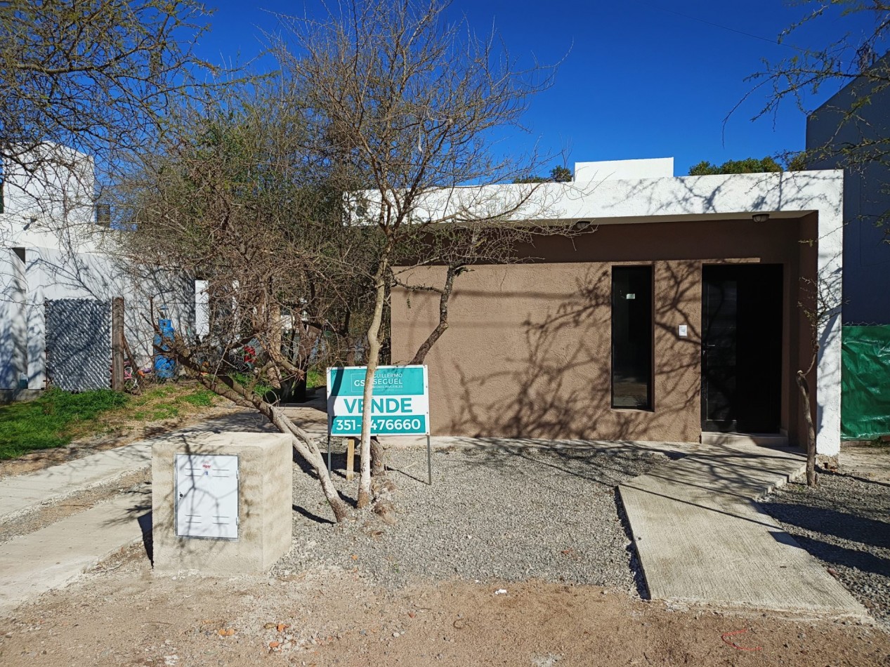 VENDO CASA 2 DORM. B° VILLA CATALINA. A ESTRENAR.