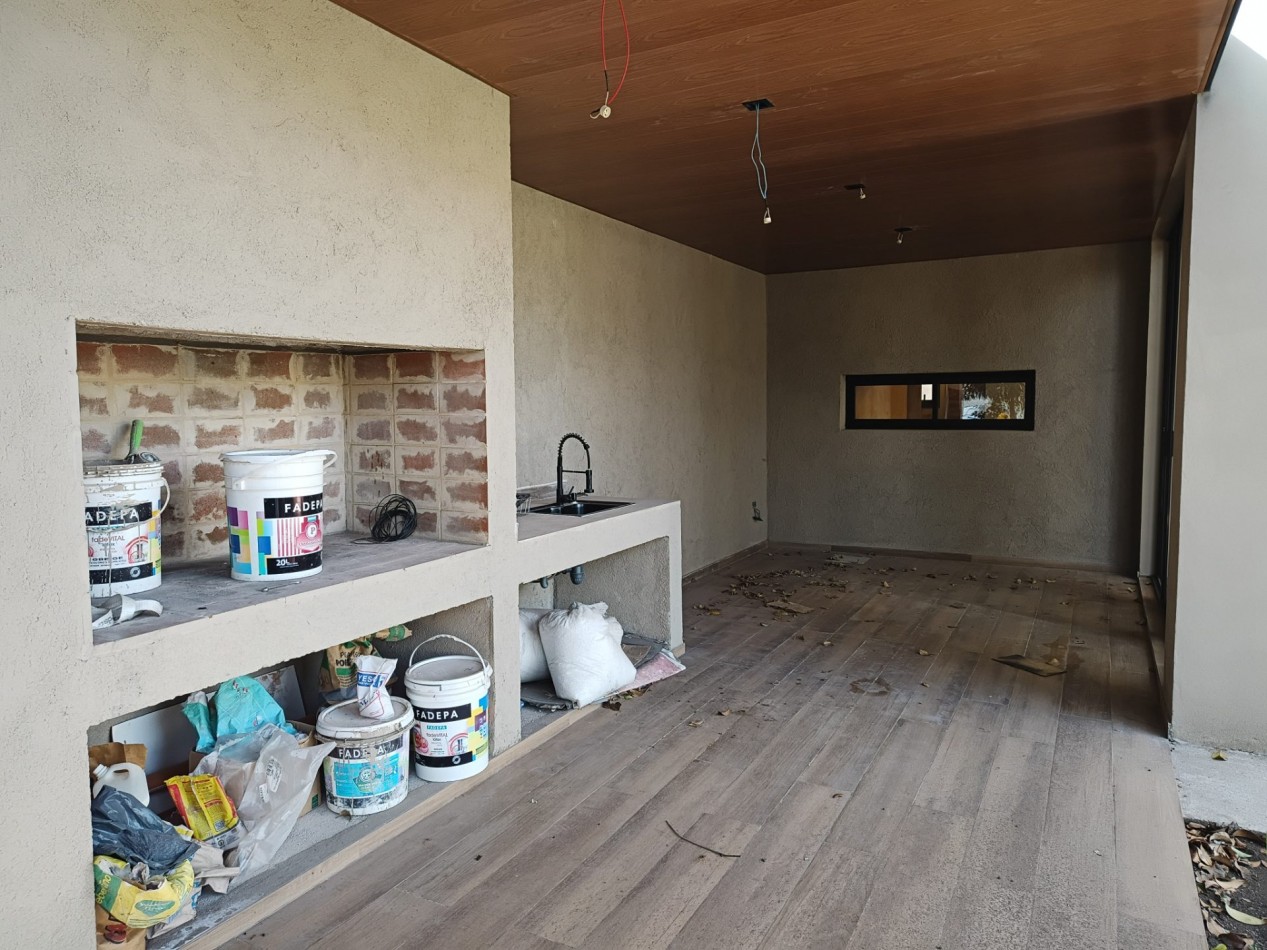 VENDO MODERNA CASA 2 DORMITORIOS A ESTRENAR VILLA CATALINA. APTO CREDITO