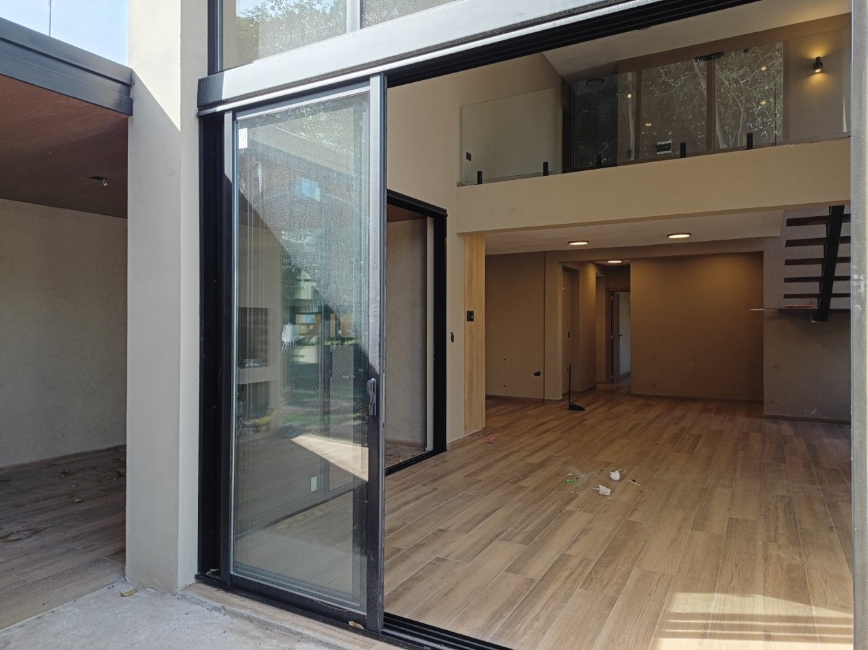 VENDO MODERNA CASA 2 DORMITORIOS A ESTRENAR VILLA CATALINA. APTO CREDITO