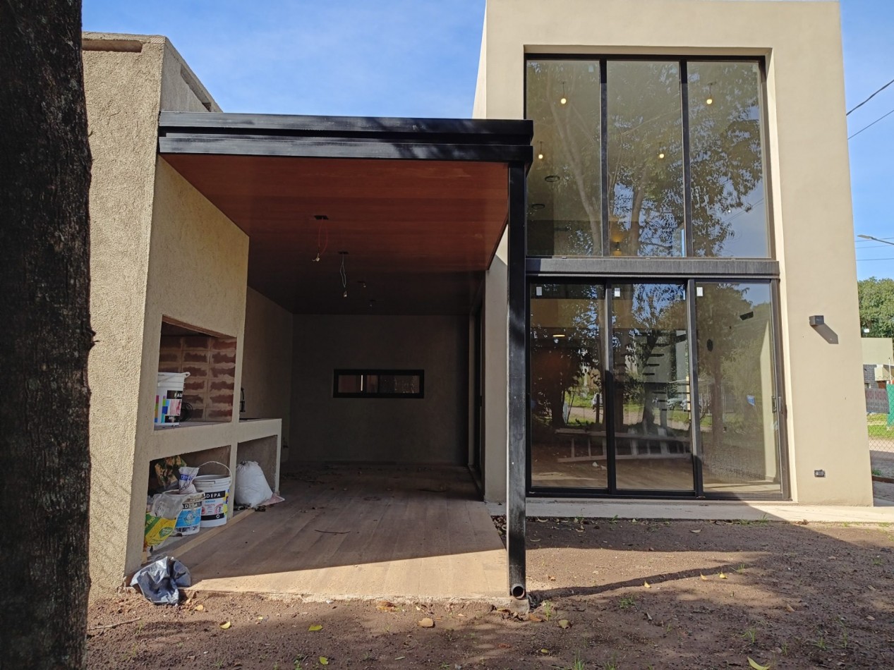VENDO MODERNA CASA 2 DORMITORIOS A ESTRENAR VILLA CATALINA. APTO CREDITO