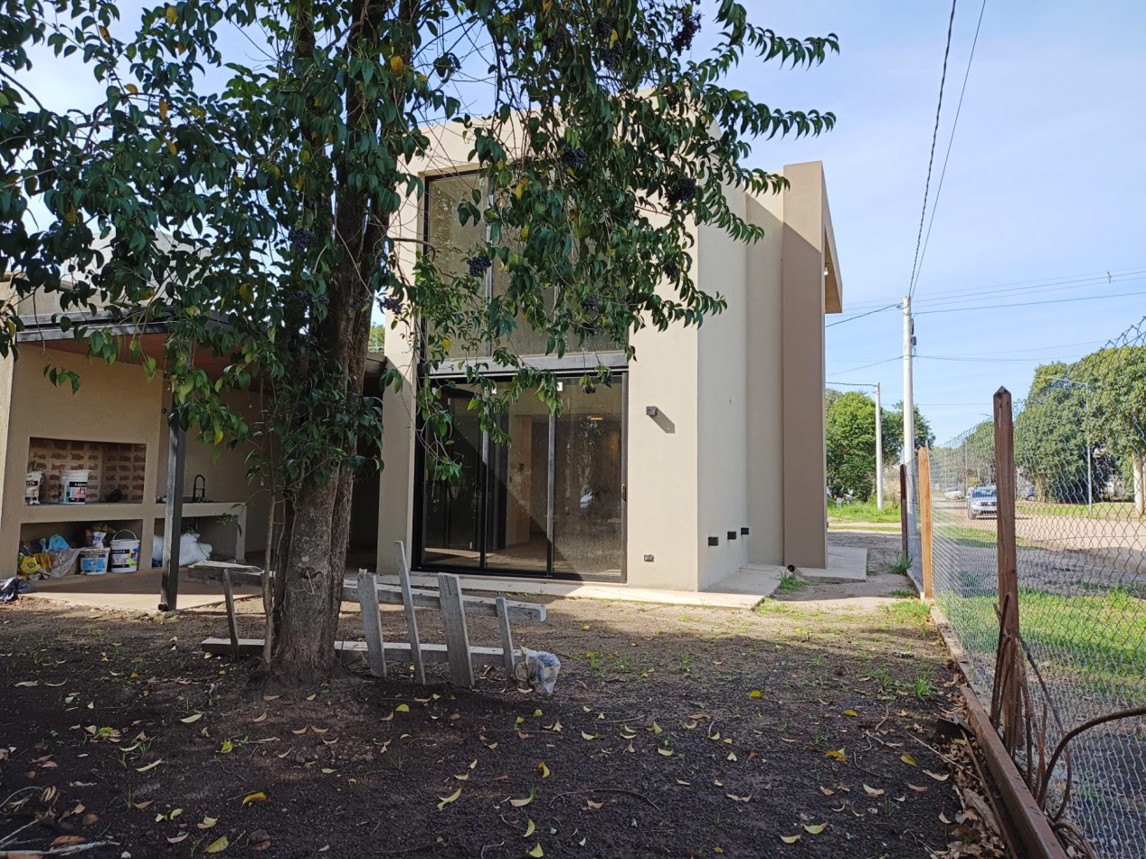 VENDO MODERNA CASA 2 DORMITORIOS A ESTRENAR VILLA CATALINA. APTO CREDITO