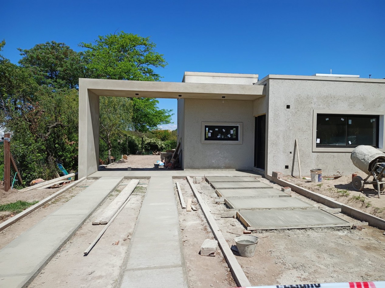 VENDO CASA 3 DORM. A ESTRENAR B° BELA VISTA
