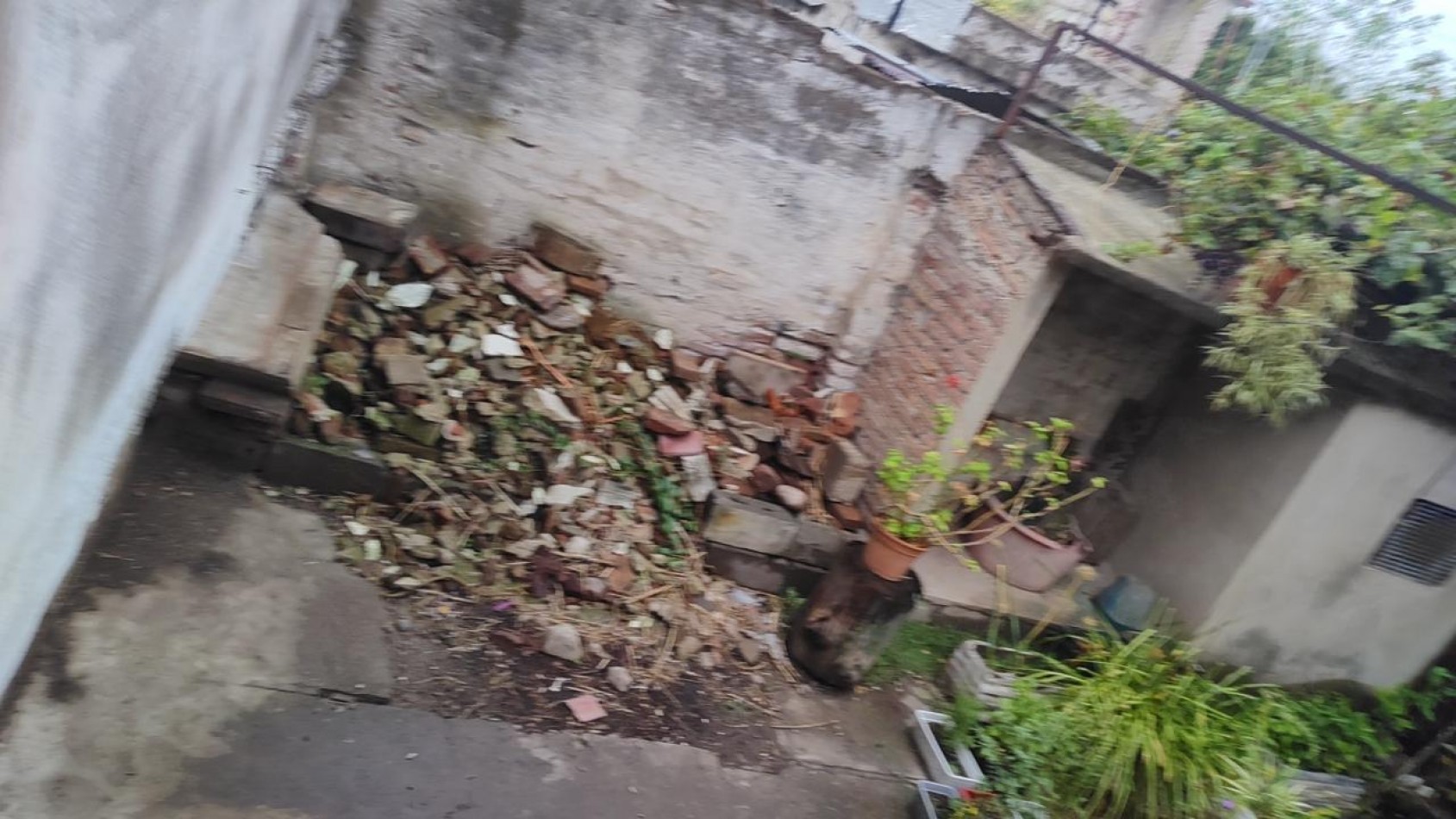 CASA EN VENTA A RECICLAR. 2 DORM. B° MARIANO MORENO. C/ESCRITURA!!!