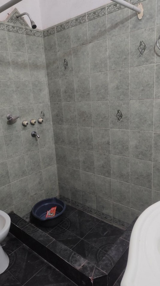 CASA EN VENTA A RECICLAR. 2 DORM. B° MARIANO MORENO. C/ESCRITURA!!!