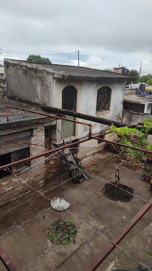 CASA EN VENTA A RECICLAR. 2 DORM. B° MARIANO MORENO. C/ESCRITURA!!!
