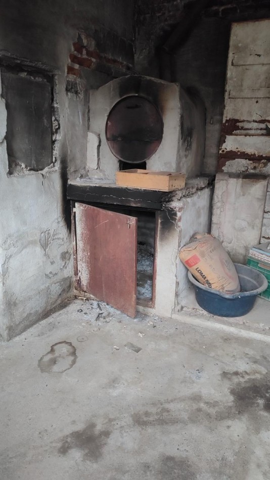 CASA EN VENTA A RECICLAR. 2 DORM. B° MARIANO MORENO. C/ESCRITURA!!!