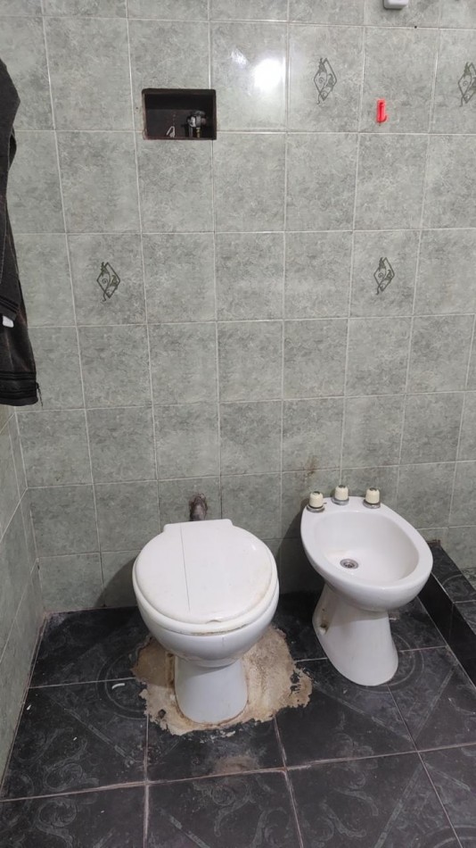 CASA EN VENTA A RECICLAR. 2 DORM. B° MARIANO MORENO. C/ESCRITURA!!!