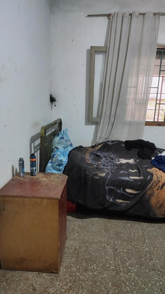 CASA EN VENTA A RECICLAR. 2 DORM. B° MARIANO MORENO. C/ESCRITURA!!!